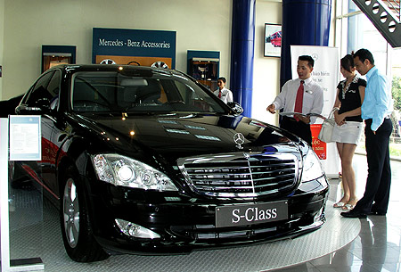 Khach-hang-xem-xe-S-class.jpg