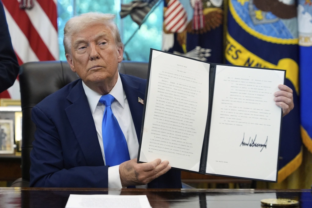 Ông Trump lập chương trình 'thẻ vàng định cư' một triệu USD