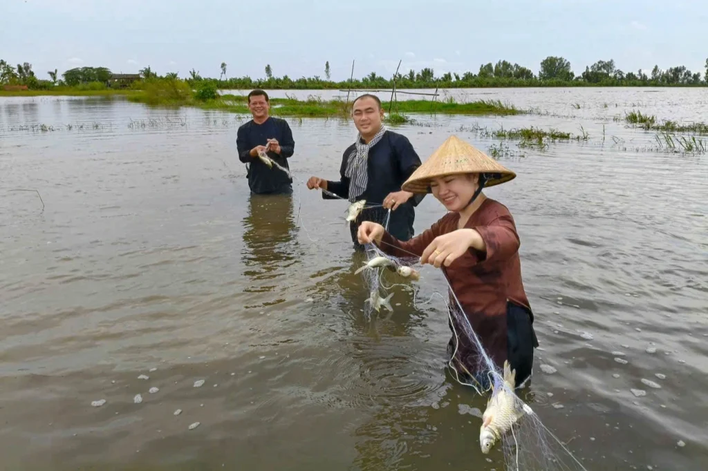 Biến cánh đồng thẳng cánh cò bay thành ao nhà để nuôi sản vật trời ban