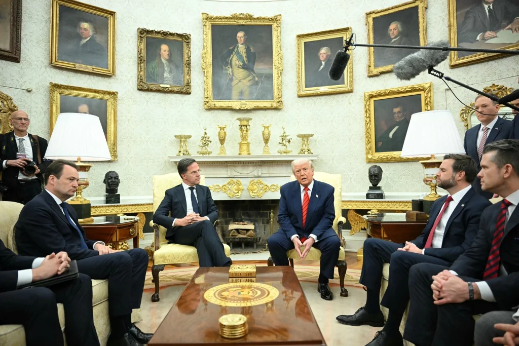 Ông Trump khoe đồ trang trí bằng vàng ở Nhà Trắng