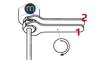 Dùng 2 cờ lê để đấu nối ống dẫn áp suất