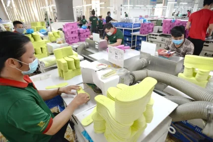 Sản xuất giày xuất khẩu sang Mỹ - Ảnh: T.T.D.
