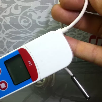 Gắn cảm biến ngoài vào nhiệt kế tự ghi Tempmate-M1