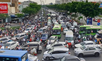 Dòng xe ùn ứ trên đường Phạm Văn Đồng, gần sân bay Tân Sơn Nhất, năm 2014. Ảnh: Hạ Giang Dòng xe ùn ứ trên đường Phạm Văn Đồng, gần sân bay Tân Sơn Nhất, năm 2014. Ảnh: Hạ Giang