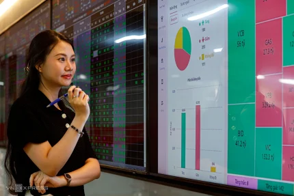 Nhà đầu tư đang quan sát thông tin thị trường tại một công ty chứng khoán ở TP HCM. Ảnh: An Khương