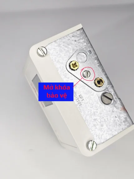 Tháo vít giữ chốt bảo vệ