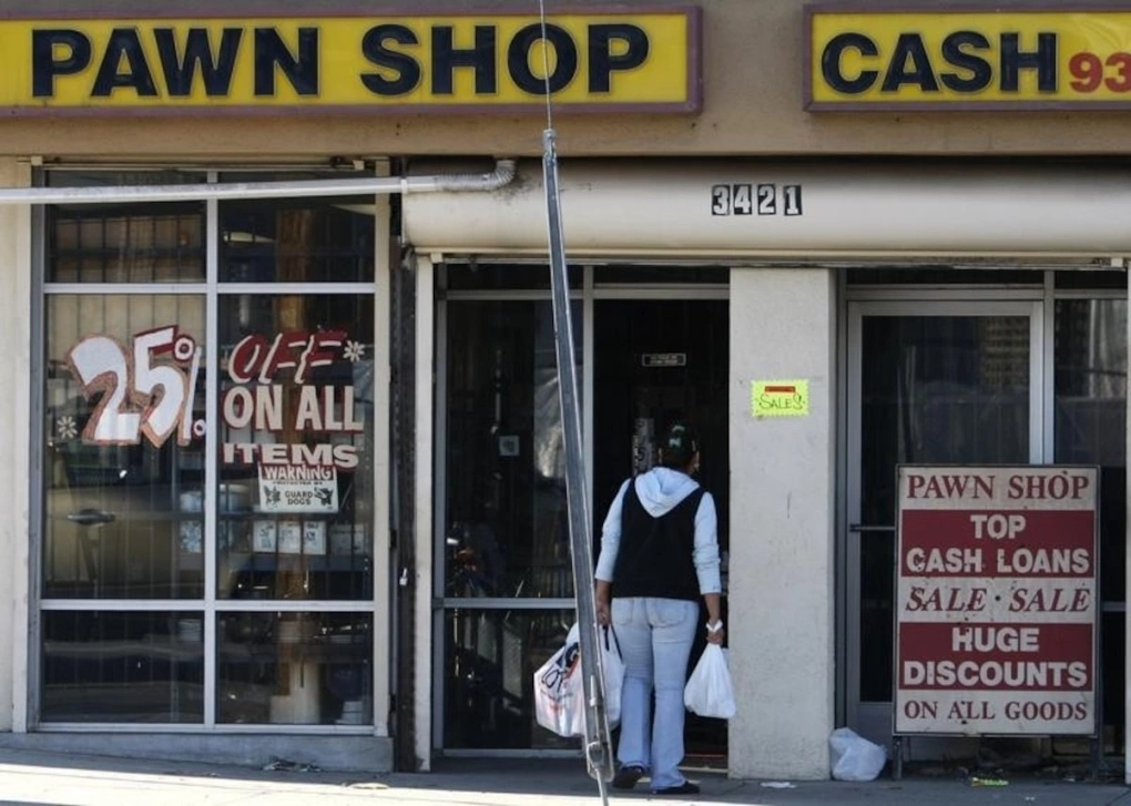Người Mỹ tìm đến hiệu cầm đồ mua hàng giá rẻ