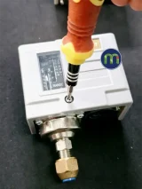 Dùng tua vít mở vít ở mặt trước