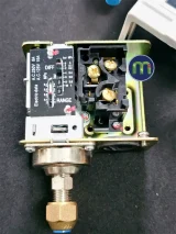 Nhấc nắp bảo vệ ra khỏi thiết bị