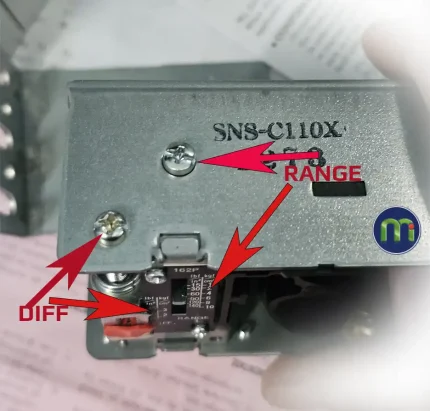 Dùng tua vít chỉnh các giá trị áp suất