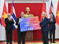 Việt Nam trao tặng Cuba 385 tỷ đồng