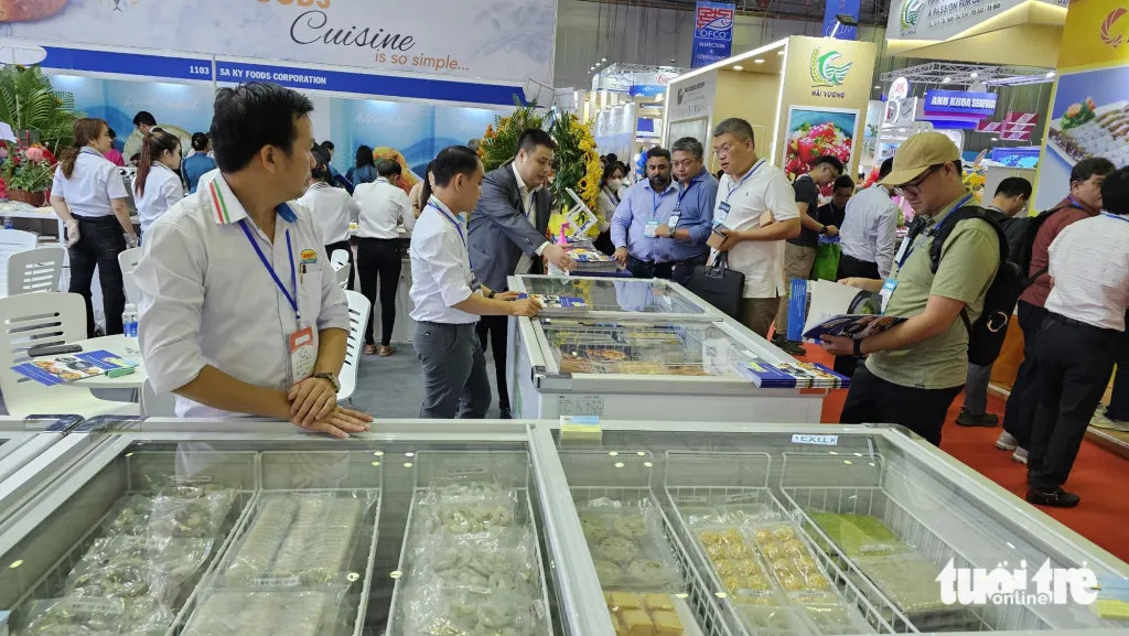 Khách Trung Quốc, Nhật Bản, Ấn Độ... đổ sang Việt Nam mua bán thủy sản